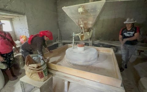Cada semana, los habitantes de varias comunidades cercanas se acercan a realizar la molienda