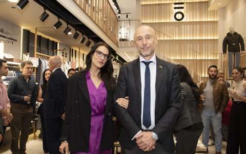 El embajador de Italia, Giovanni Davoli, acompañado de su esposa, Elena Rampello.