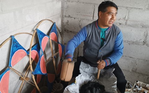 La pirotecnia es un oficio que pasa de generación en generación en las familias azuayas.