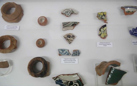 Objetos arqueológicos son exhibidos en el Centro de Interpretación del nuevo aeropuerto de Lima.