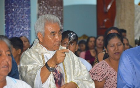 El sacerdote Juan Han, bendice a los devotos de San Isidro Labrador, en Colonche