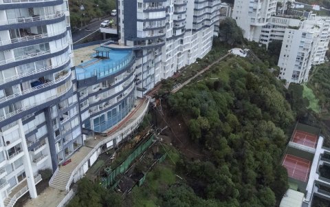 Autoridades chilenas vigilan con preocupación el tercer socavón que se ha abierto a causa de las fuertes lluvias en apenas un año.