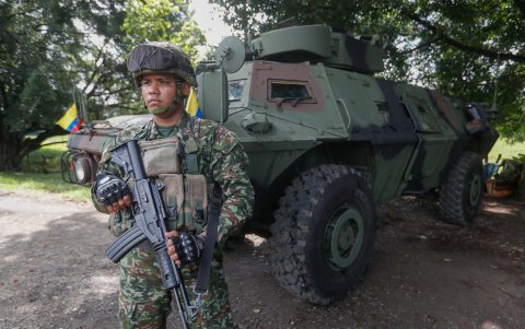 Soldados del ejército colombiano patrullan este jueves por vías de acceso al municipio de Jamundí (Colombia).