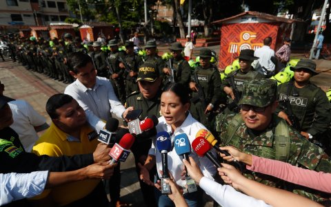 Paola Castillo, alcaldesa del municipio de Jamundí, habla con la prensa este jueves en el municipio de Jamundí (Colombia).