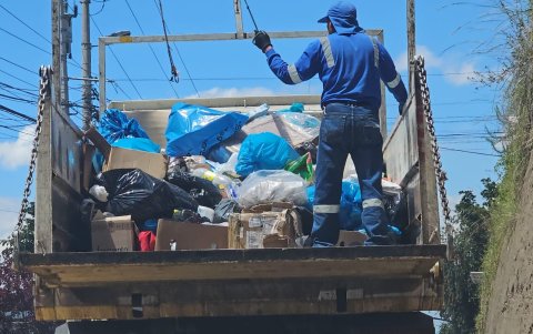 Residuos. Los jueves se lleva a cabo la recolección del reciclaje. Estos residuos, separados de la basura orgánica, se colocan en fundas de color azul.
