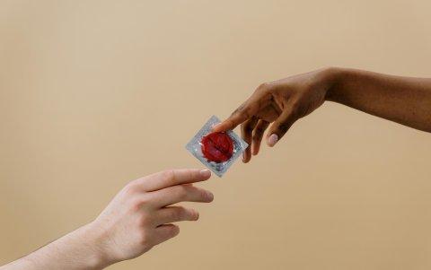 El uso de condón al momento de tener relaciones sexuales puede prevenir la sífilis.