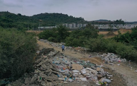 Toma con dron del sector abandonado y sucio en La Joya