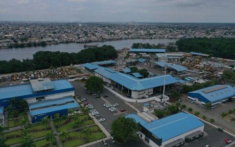 Alrededores. Cerca del Centro Forense Guayaquil está el Mercado Portete, supermercado de comida, el estero Salado, conjuntos habitacionales e industrias.