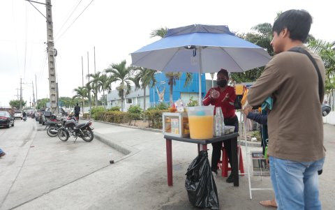 Alimentos. Los médicos aconsejan que se cocinen bien los alimentos, sobre todo los mariscos y moluscos. Así como que el agua sea bien hervida. Las personas deben usar mascarillas con filtro.