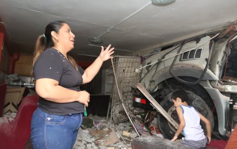 Parte del vehículo quedó dentro de la vivienda impactada.