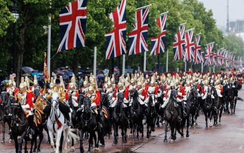 La Caballería Real marcha durante el desfile anual Trooping the Color, en Londres, este sábado 15 de junio.
