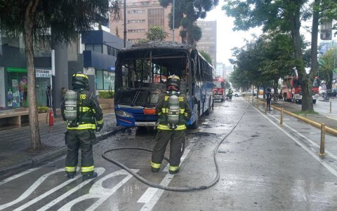 Las autoridades no precisaron el número de personas que viajaban en el bus, antes del incendio.