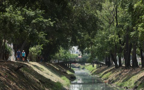 Urdenor. En el sitio hay un canal natural de aguas lluvias que podría ser un parque o caminera, pero es oscuro, peligroso y huele mal. 2.