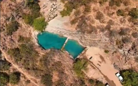 Cuerpo de agua en medio de rocas en Peroles de Fernández.
