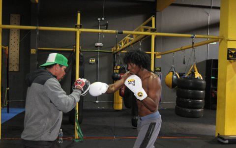 Humberto Sosa (i) está a cargo de la preparación de Carlos Mina.