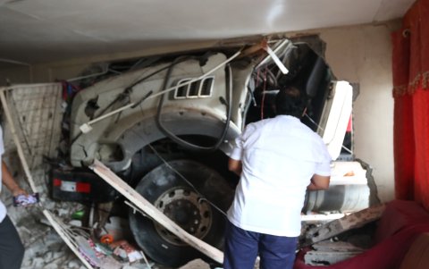 La mañana de ayer, trabajadores del Cabildo porteño se acercaron al inmueble afectado para evaluar los daños.