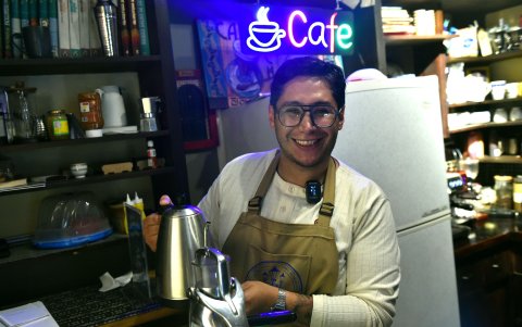 Jorge Santtori es el barista del lugar.