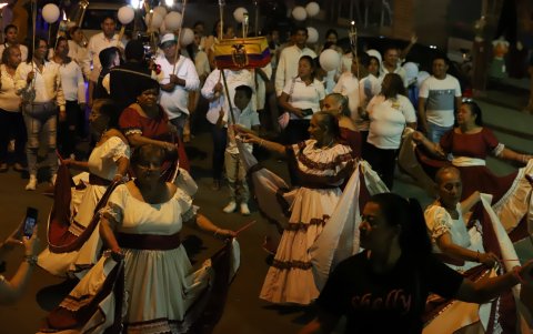 Varios habitantes danzaron con vestidos típicos durante la marcha.
