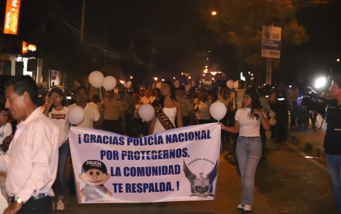 La comunidad mostró respaldo a la Policía Nacional.