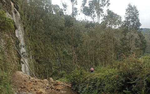 Hecho. En Chambo, camino a Guayllabamba, se registraron deslaves que dejaron incomunicada la zona.