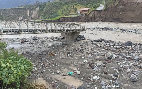 El puente en Palitahua, en Chimborazo, cedió con la fuerza del rií. Decenas de emprendimientos turísticos alojados en su riveras en el cantón Penipe se ven afectados.