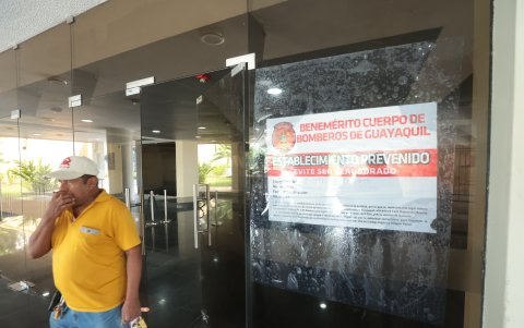 Situación. “Establecimiento prevenido”, reza en la fachada del teatro.