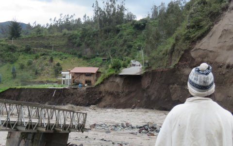 El puente en Palitahua, en Chimborazo, cedió con la fuerza del rio. Decenas de emprendimientos turísticos alojados en su riveras en el cantón Penipe.