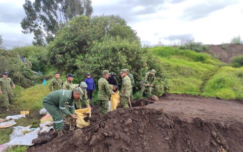 Miembros del Ejército Ecuatoriano brindan su ayuda a la comunidad afectada por los deslaves