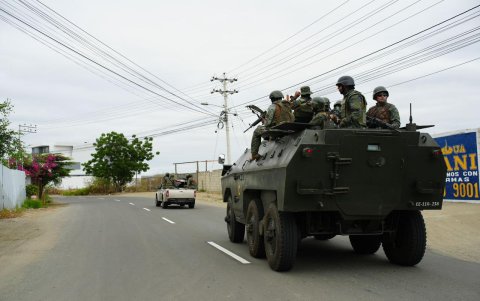 Las fuerzas armadas enfrentan adaptaciones de la delincuencia y buscan soluciones creativas para mantener la seguridad en el país.