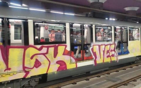 Así quedó el tren del Metro de Quito después que tres personas lo vandalizaron y huyeron