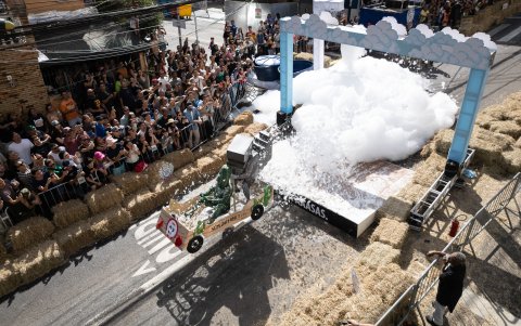 Corredores participan en la octava edición de la carrera Red Bull Ladeira Abaixo en la Avenida Brigadeiro Luís Antônio, este domingo en el centro de São Paulo (Brasil).
