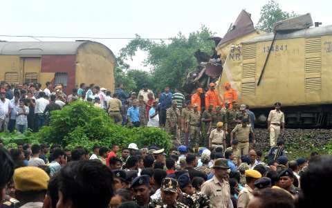 Los rescatistas de la Fuerza Nacional de Respuesta a Desastres (NDRF) trabajan en el lugar de una colisión de trenes, cerca de la estación Rangapani, estado de Bengala Occidental, India.