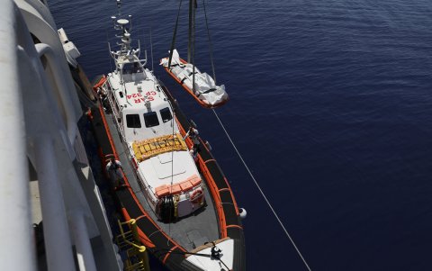 El equipo de Médicos Sin Fronteras a bordo del Geo Barents completa el transbordo de los 11 cadáveres a una patrullera de la guardia costera cerca de Lampedusa, este 8 de junio de 2024.