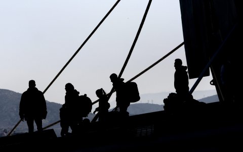 Imagen de archivo de refugiados y migrantes a su llegada al puerto de Elefsina, procedentes de la isla griega de Lesbos.