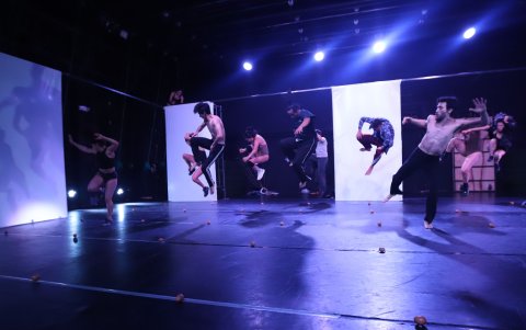 Quince bailarines del elenco contemporáneo de la Compañía Nacional de Danza participan en la puesta en escena.