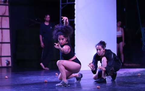 La obra está dividida en tres actos. Las piezas, elaboradas con música urbana, hacen referencia a la vida y a la muerte.