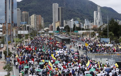 Miles de maestros, de varias partes de Colombia, comenzaron este lunes en la capital del país la 'gran toma de Bogotá.