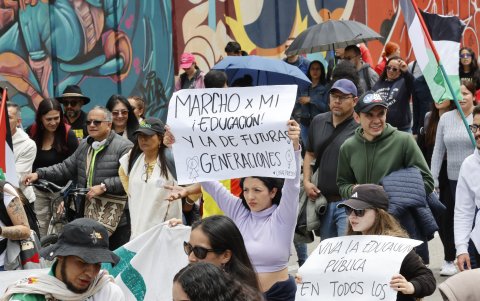 Los maestros, de varias partes de Colombia, comenzaron este lunes en la capital del país la 'gran toma de Bogotá'.