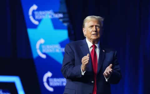 El expresidente Donald Trump en la Convención del Pueblo, una reunión de destacados conservadores organizada por el grupo político Turning Point Action, en Detroit, el 15 de junio de 2024.