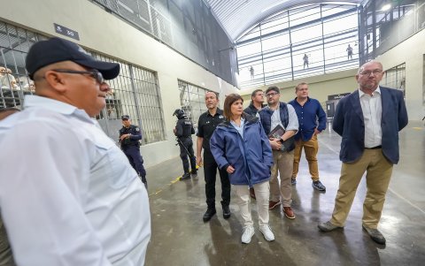 Bullrich visitó este domingo el Centro de Confinamiento del Terrorismo (Cecot) en El Salvador, donde se espera se encuentre con el presidente salvadoreño, Nayib Bukele.