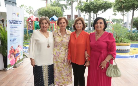 María Cristina Martínez, Ligia de Berry, Celeste de Velasco y Consuelo de Montalvo.