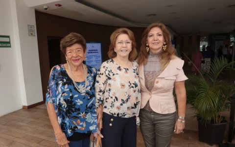 Leticia de Baquerizo, María Mercedes de Puga y Cecilia de Pérez.