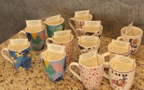 Las socias recibieron una taza con una oración dedicada a los seres queridos que partieron.
