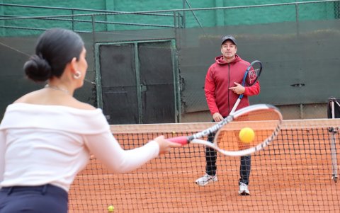 El chileno Nicolás Massú dio una pequeña clase de tenis y contó anécdotas de su carrera en el deporte blanco.