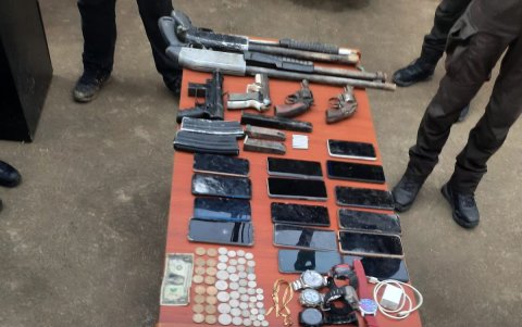 Se incautaron armas de fuego, municiones de diferente calibre, dinero en efectivo y otros indicios de una concesión minera