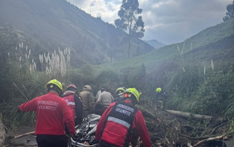 El rescate de los cuerpos de las mujeres cerca rio Cebadas demoró varias horas debido a las complicaciones del clima.