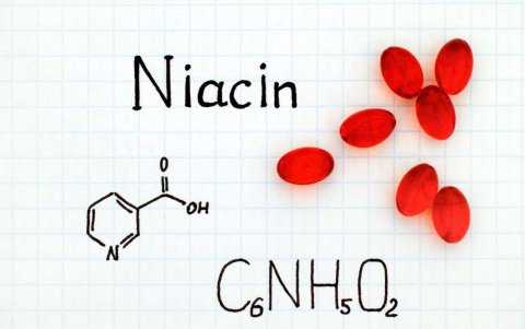 La niacina debe ser administrada bajo supervisión médica, ya que las dosis efectivas para la reducción de colesterol y triglicéridos son superiores a las dosis dietéticas.