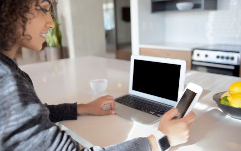Una computadora adecuada, acceso a internet, software necesario y periféricos son esenciales para el teletrabajo.