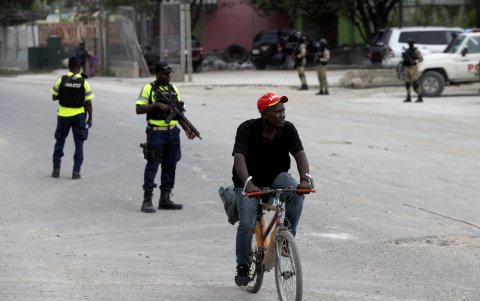 Policías vigilando una calle de Puerto Príncipe (Haití).