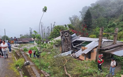 Bomberos llegaron hasta el lugar del accidente.